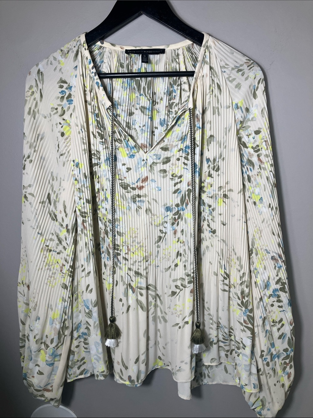 White House Black Market Cream Floral Pleated V-Neck Tunic Tassels Size Medium